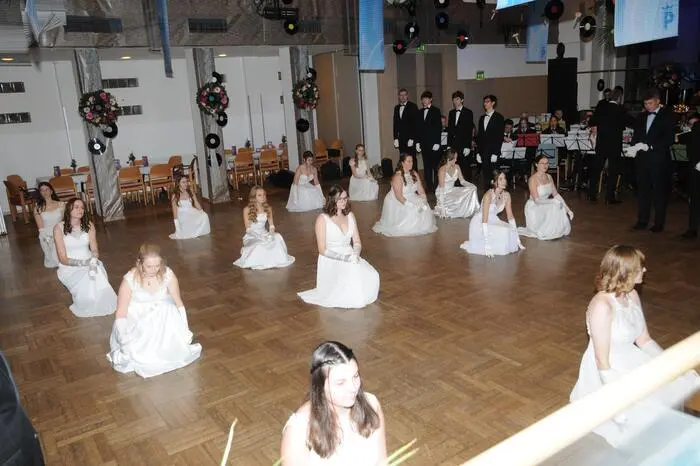 Die zahlreichen Besucherinnen und Besucher konnten eine Eröffnungspolonaise – einstudiert von der Tanzschule Dietrich – bestaunen.