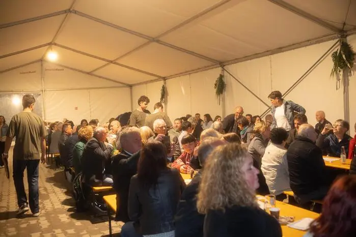 Abseits der Disco lud ein weiteres, gemütlicheres Zelt zum Verweilen ein – auch dort füllten sich die Plätze rasch.