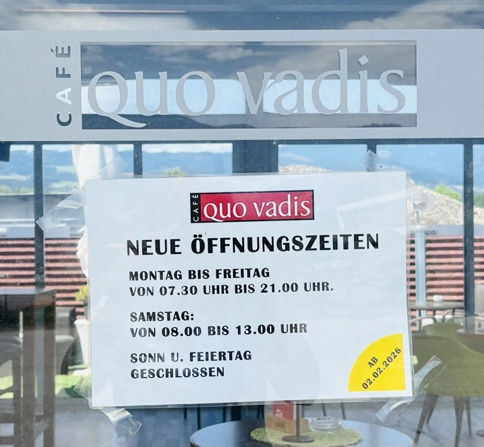 Ein Zettel auf der Eingangstür informiert über die aktuellen Öffnungszeiten