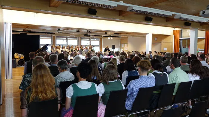 Volles Haus im Saal des Gymnasiums am Freitagabend, die Feier wurde von musikalischen Beiträgen der Schüler untermalt. So zum Beispiel der Unterstufenchor (im Bild)