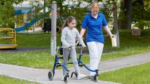 Die multidisziplinären Teams der Klinik begleiten kleine und große Patienten Schritt für Schritt auf dem Weg ihrer Rehabilitation