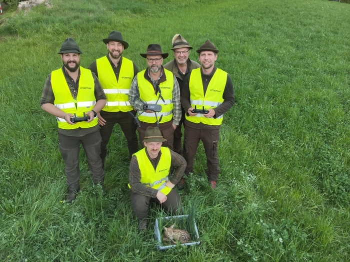 Das Team zur Rettung der Rehkitze, von links: Alexander Rieger, Michael Weinberger, Dieter Hinteregger, Franz Kühweidler, Martin Steinkellner; hockend: Stefan Rabensteiner