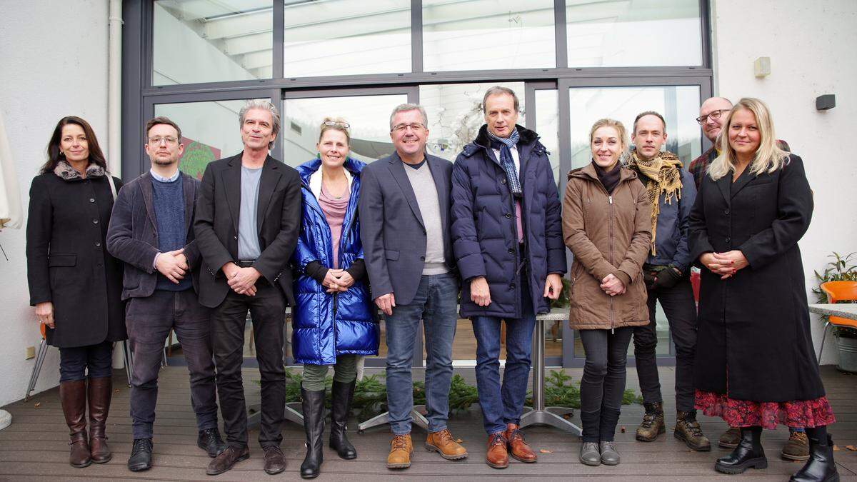 Die Bürgermeister Peter Koch und Fritz Kratzer mit Vertretern der Bildungsdirektion sowie der Vereine &quot;BAS&quot;, &quot;Rettet das Kind&quot;, &quot;Ekiz&quot;, &quot;Streetwork&quot; und &quot;Lichtpunkt&quot;