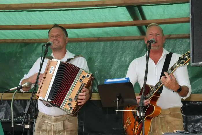Nach der Begrüßung sorgten die „Zirbitz Buam“ mit Petzi und Christian für flotte Klänge und beste Stimmung bei den zahlreichen Besuchern. 