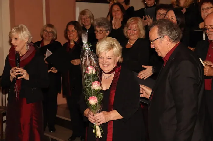 Chorleiterin Gerlinde Hörmann bekam bei diesem Anlass vom Chorverband Steiermark das "Goldene Ehrenzeichen" überreicht.