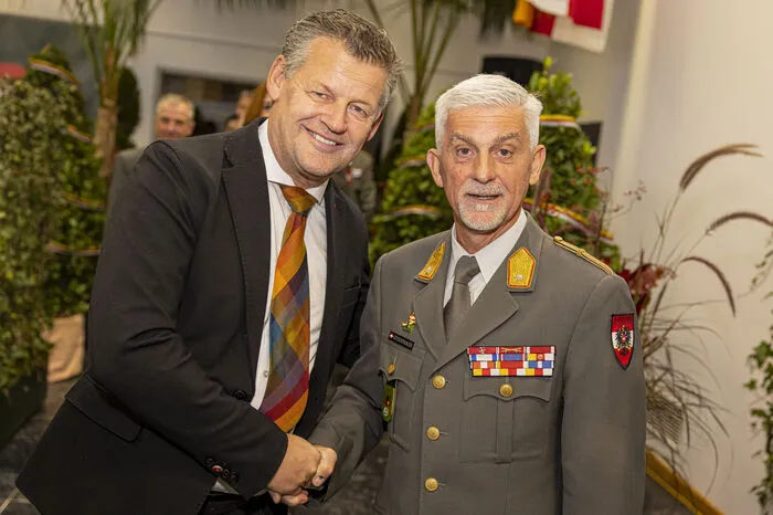 Auch Klagenfurts Bürgermeister Christian Scheider "marschierte" in der Windischkaserne auf