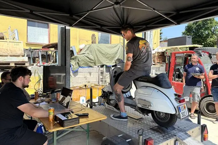 Den Tag mit Kultfaktor voller röhrender Vespamotoren und viel italienischem Flair rundeten unterhaltsame Fun-Games ab. Sogar einen Prüfstand hatten die Vespa-Freunde für ihre geliebten Zweiräder aufgebaut.