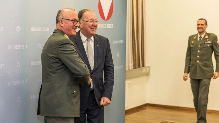Militärkommandant Brigadier Heinz Zöllner begrüßte jeden seiner rund 200 Gäste persönlich.
