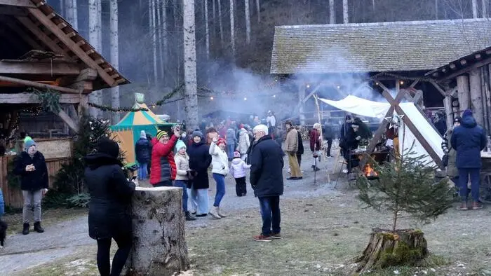 In der alten Burgenstadt Friesach ist am Wochenende einiges los. Grund des erhöhten Verkehrsaufkommens: Der Verein „Burg Friesach Errichtungs-GmbH“ lädt unter Projektleiter Gerald Krenn zum „Mittelalterlichen Weihnachtsmarkt“ auf die Burgbaustelle zu Friesach. Und zwar am Samstag und Sonntag.  