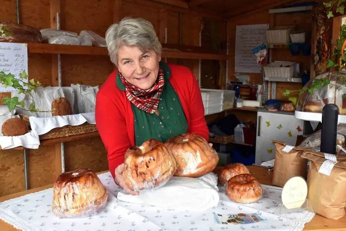 Krimhild Wadlig ist die Obfrau vom Himmelberger Bauernmarkt. Sie selbst bietet Brot, Reindling und eigenes Mehl an. An den Ständen gibt es auch noch Feines vom geräucherten Fisch über Edelbrände, Ziegenkäse, Fleisch- und Wurstwaren, Eier und Nudeln bis hin zu Honig, Handarbeiten und Most und vieles andere mehr zu kaufen