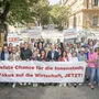 Die Wirtschaftskammer trommelte Unternehmer zum Protest in der Kaiserfeldgasse zusammen, auch ÖVP- und KFG-Politiker kamen