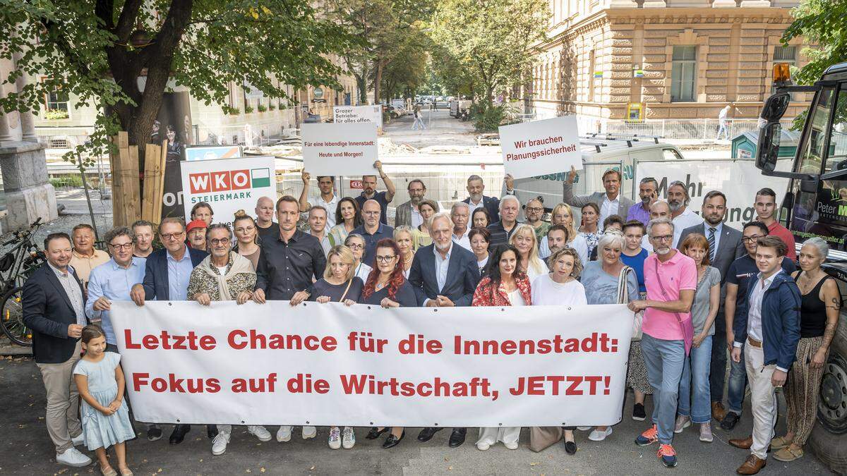 Die Wirtschaftskammer trommelte Unternehmer zum Protest in der Kaiserfeldgasse zusammen, auch ÖVP- und KFG-Politiker kamen