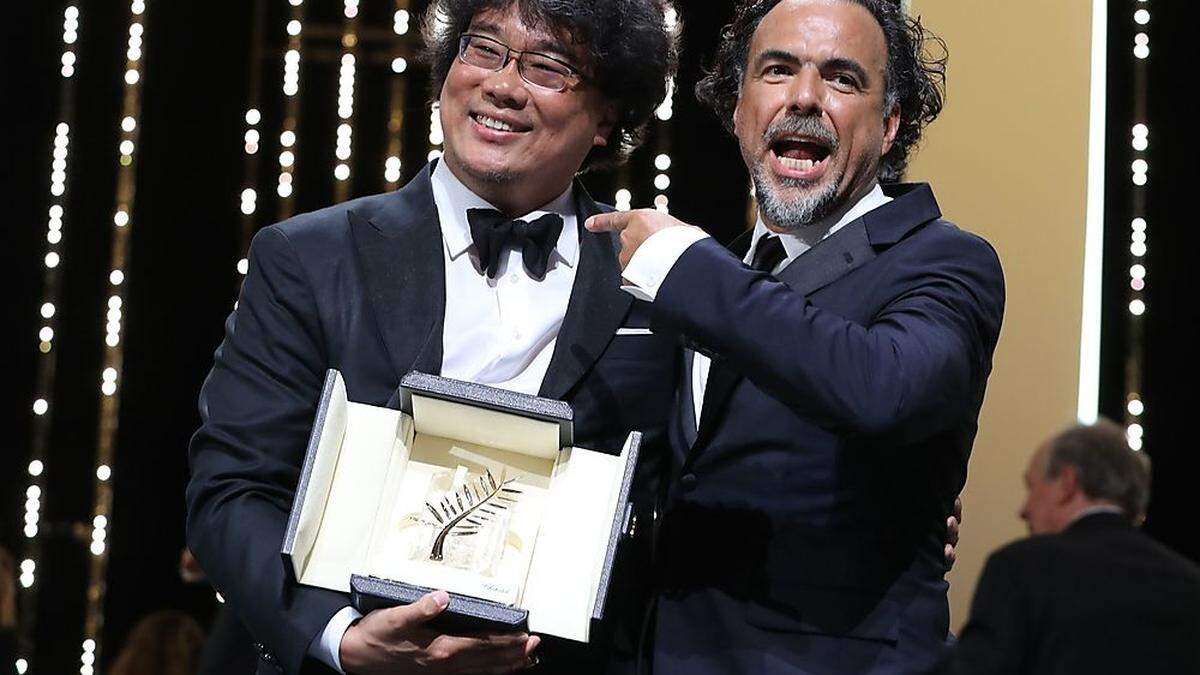 Palmen-Gewinner Bong Joon-ho (l.) mit Jury-Präsident Alejandro González Iñárritu