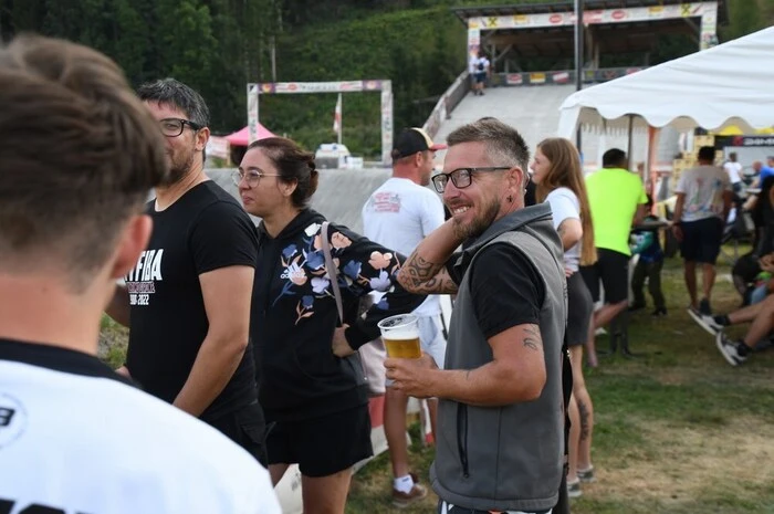 Heiß ging es am Samstag auch nach Einbruch der Nacht weiter: Die italienischen Clubs aus Verona, Padua und Rivignano waren eine Klasse für sich und belegten beim Nightrace die Hälfte der Stockerlplätze, darunter den Titel „Dr. Auer Austrian BMX King of the night 2024“. Mit Platz sechs von Eduard Horn und Platz sieben von Lukas Kogler waren die zwei Mühlner die besten Österreicher beim Kampf um die Krone. Mithchel Smits aus Holland mischte so richtig auf und nahm ein Mal Gold und ein Mal Silber für sein Land mit nach Hause.