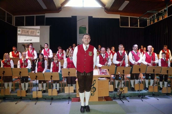 ...unter der Leitung von Karl-Heinz Urschler die vielen Besucher in der Sporthalle der Volksschule. 