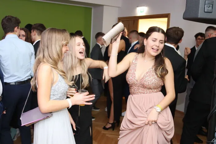 Klicken Sie sich durch die Bilder von feiernden Maturantinnen auf einem Maturaball im weihnachtlichen Ambiente!