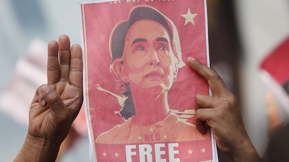 Myanmars entmachtete De-facto-Regierungschefin Aung San Suu Kyi ist am Montag zu vier Jahren Haft verurteilt worden.
