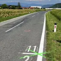 An der Unfallstelle an der Bleiburger Straße wurden Metallteile gefunden, die mit der Tat zusammenhängen können