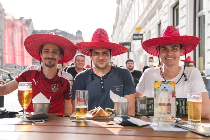 Mit knallroten Sombreros ging es gegen die Ukraine los ...