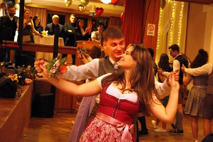 Mit einem festlichen Auftanz zogen jung und junggebliebene in den Festsaal ein, um eine rauschende Ballnacht zu eröffnen.