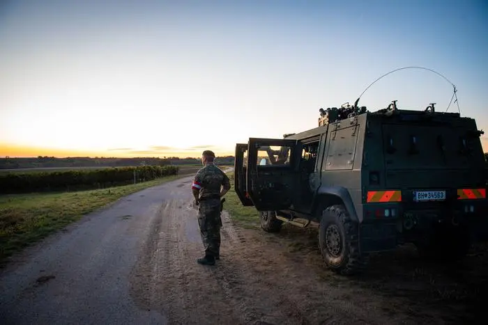 Mitten in den Weinreben bewacht Wachtmeister Marc W. im Husar das Gelände 