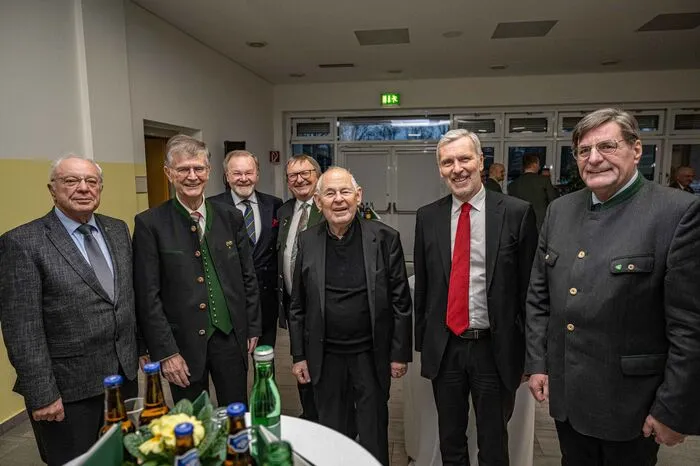 Immer wieder Gast beim Militärkommando: Pfarrer Wolfgang Pucher, hier mit Landesrechnungshof-Chef Heinz Drobesch und steirischen Bezirkshauptleuten
