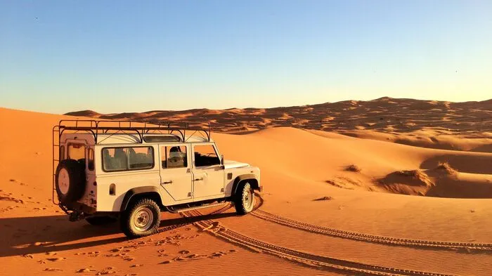 68 Jahre lang haben der Land Rover und dann der Land Rover Defender Menschen an die entlegensten Orte der Welt gebracht. Ob für Arbeiten im Wald, Expeditionen, Forschungsreisen, den Naturschutz oder einfach nur für Urlaube – jedes der über zwei Millionen Fahrzeuge hat dabei tausende Kilometer zurückgelegt und unvergessliche Erinnerungen geschaffen.