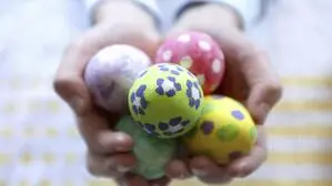 Zwei Hände halten bunte bemalte Eier | Bis inklusive Ostern heißt es im Handel: „Temporäre Engpässe gerade vor Ostern können in Ausnahmefällen nicht ausgeschlossen werden.“