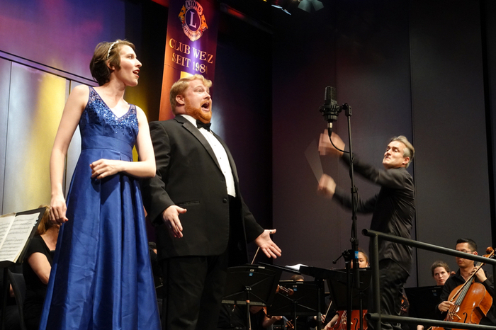 Mit Temperament und Leidenschaft leitete der Dirigent Lukas Beikircher den bunten Melodienreigen mit Melodien von Johann Strauß, Robert Stolz und Leonard Bernstein.