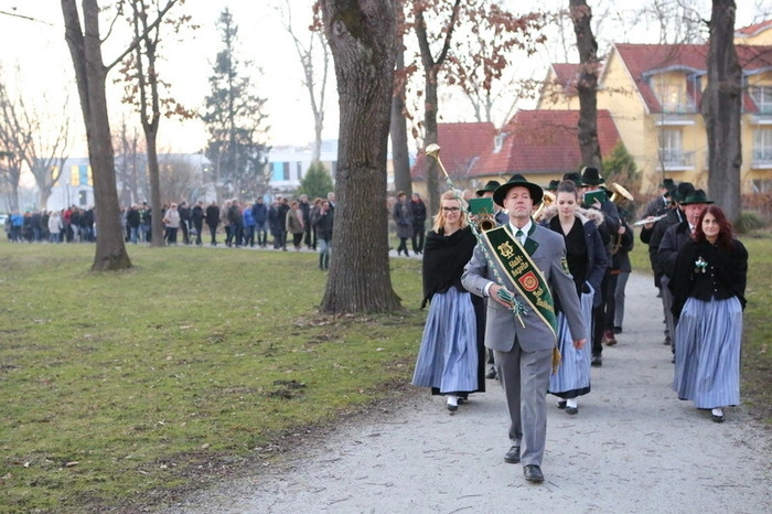 Marsch durch den Kurpark.