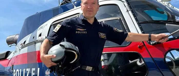 Josef Samonig vor dem Polizeihubschrauber | Josef Samonig will den Standort in Klagenfurt weiterentwickeln