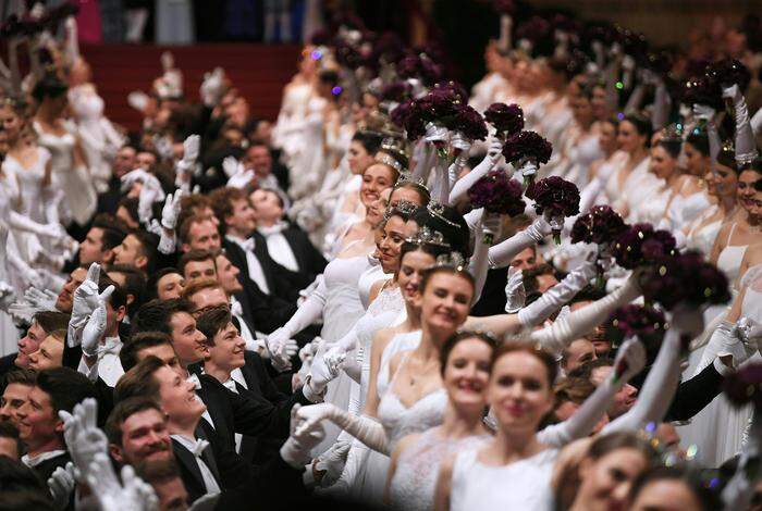 160 Debütantenpaare eröffnen tanzend den Ball, die Oper wird mit 171 Blumenarrangements und 480 Blumengestecken herausgeputzt