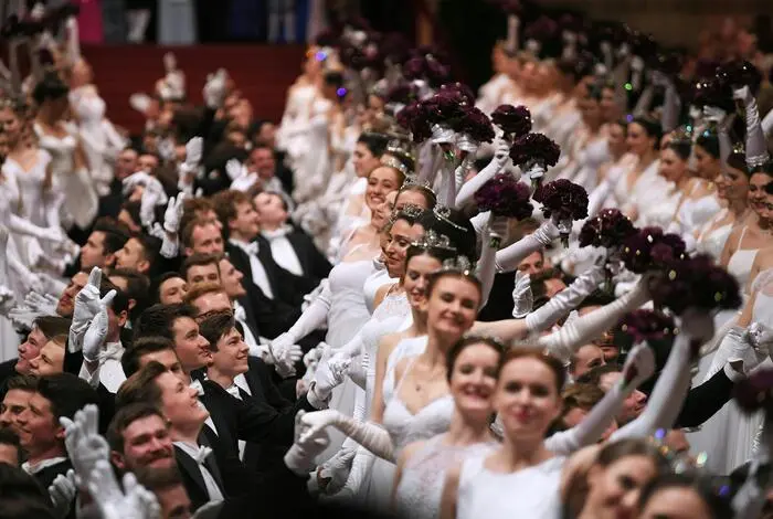 160 Debütantenpaare eröffnen tanzend den Ball, die Oper wird mit 171 Blumenarrangements und 480 Blumengestecken herausgeputzt