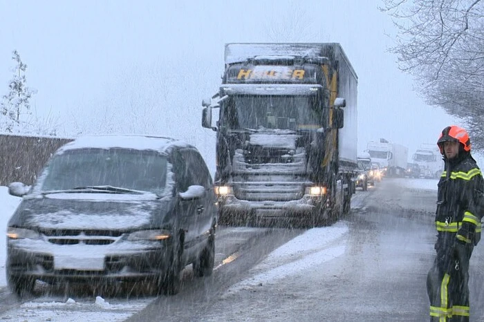 Zahlreiche Lkw und Pkw blieben hängen
