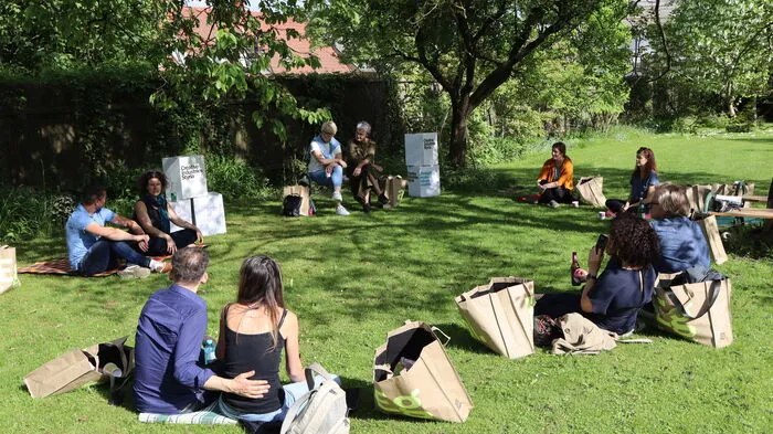 Das erste Design Picknick 2022 fand im Garten von Cornelia Felber-Moosbauer am Weizer Hauptplatz statt.