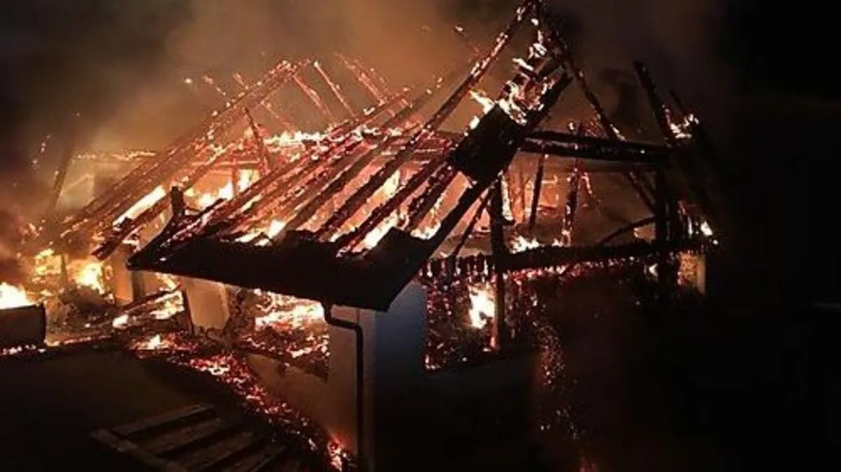 Das Wirtschaftsgebäude brannte bis auf die Grundmauern nieder