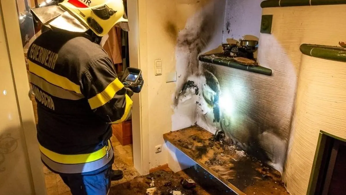 Nachkontrolle der Brandstelle mit der Wärmebildkamera