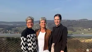 Die praktische Ärztin Gisela Wohleser (Mitte) mit ihrer Schwester Gabriela (l.) und Bürgermeisterin Andrea Pock (r.)