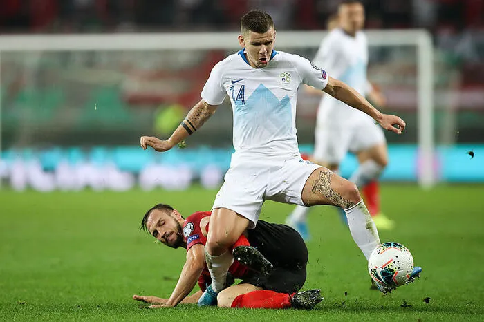 Andreas Ulmer: 4 Der Salzburg-Kapitän brachte sich deutlich besser ins Offensivspiel ein als noch gegen Israel. Hatte Glück, nach seinem (unabsichtlichen) Foul an Bezjak nur Gelb zu sehen. 