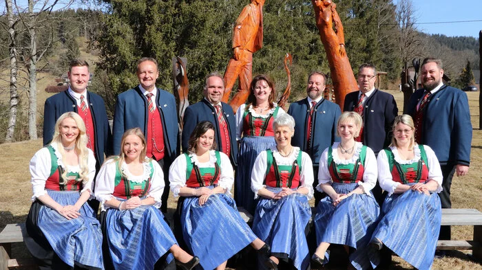 Das Kärntner Doppelsextett, unter Obmann Markus Schilcher (3. v. Links) und  der Chorleiterin Margit Petutschnig (4. v. Links) stehend.