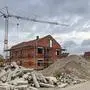 11.10.2022, Baustelle Neubaugebiet Pforzen Im Unterallgäu. Der Rohbau in Ziegelbauweise steht bereits, der Dachstuhl fehlt noch. 11.10.2022, Baustelle Neubaugebiet 11.10.2022, Baustelle Neubaugebiet *** 11 10 2022, construction site new building area Pforzen Im Unterallgäu The shell in brick construction is already in place, the roof truss is still missing 11 10 2022, construction site new building area 11 10 2022, construction site new building area 