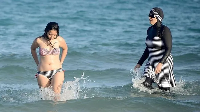 An Frankreichs Stränden geht die Polizei jetzt gegen Burkinis und ähnliche Kleidung vor