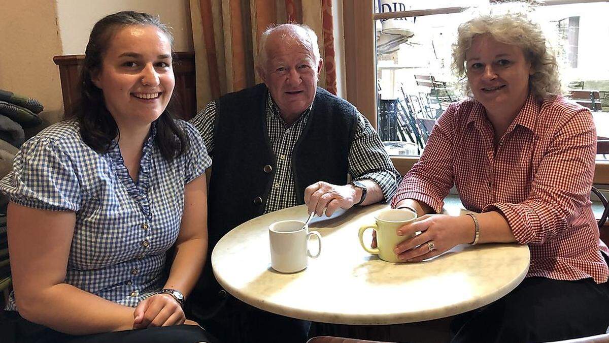Lebzelter und Gastronom Hugo Rubenbauer mit zwei seiner Kellnerinnen im Cafe Strenberger