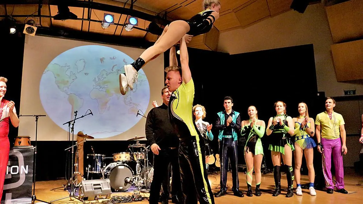 Laurin Greiter mit Tanzpartnerin Nicole Harb und sein Bruder (ganz links) zeigten neben gesanglichem auch ihr tänzerisches Können