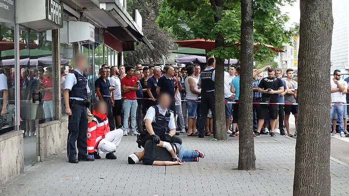 Der mutmaßliche Täter wurde am Boden fixiert