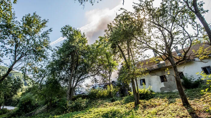 Am Dienstagnachmittag brach in einem Wirtschaftsgebäude in Viktring, südlich von Klagenfurt, ein Brand aus