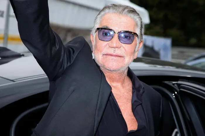 Der legendäre italienische Modedesigner Roberto Cavalli starb im Alter von 83 Jahren nach langer Krankheit. Bekannt wurde er durch seine Tierfell-Muster und exotischen Optiken.