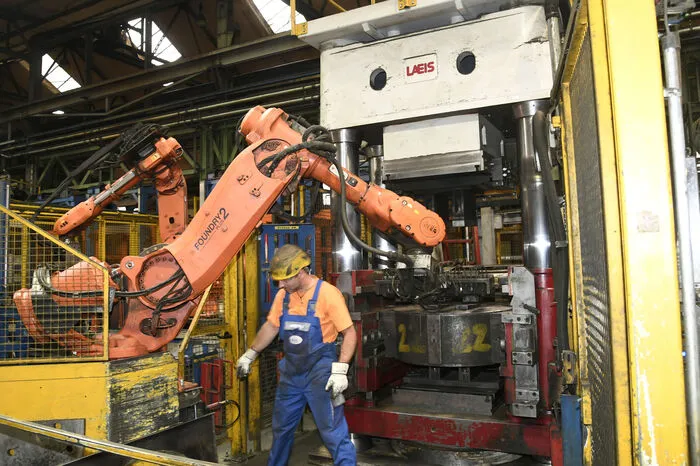 Die roboterunterstützten Arbeitsplätze an den Steinpressen -  ein harter Job für Spezialisten.
