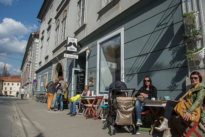 Immer noch ein Geheimtipp für Liebhaber von erfrischenden Gastgärten. Wer jenen zur Straße hin hinter sich lässt, taucht hinter den Steinmauern in der Paulustorgasse beim Volkskundemuseum in eine kleine Ruheoase. Dort kann man hier die Seele trotz Hitze baumeln lassen. Dienstags Ruhetag.