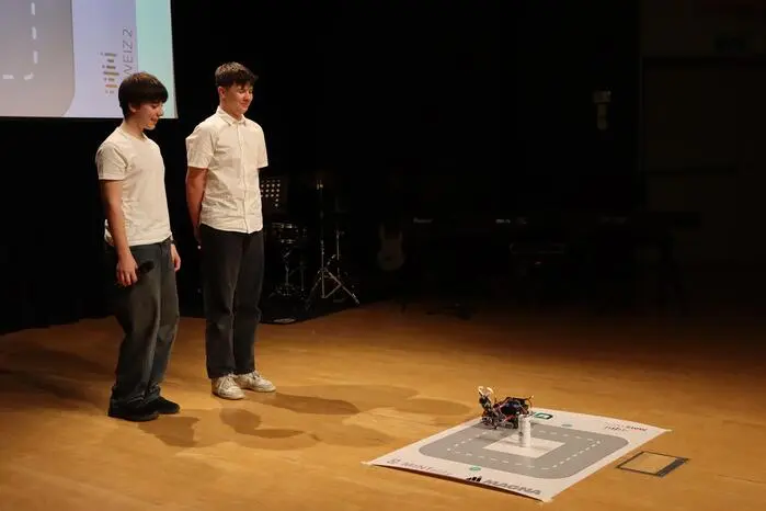 Ziel des Projekts war das Interesse an sogenannten Mint-Themen, also Mathematik, Informatik, Naturwissenschaften und Technik, zu wecken und die Jugendlichen für die Berufe zu begeistern - allen voran die Mädchen, wie Direktorin Eva Kopp erzählt. 